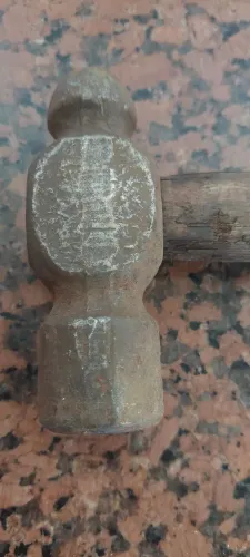 Antigo martelo bola ferramenta antiga construção laternagem funilaria pintura pedreiro uso