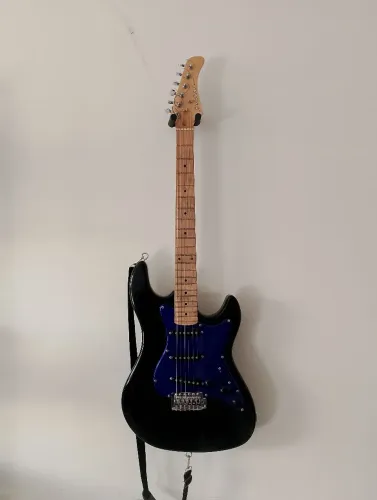 Vendo Guitarra Stratocaster Strinberg STS-100 (cor única)