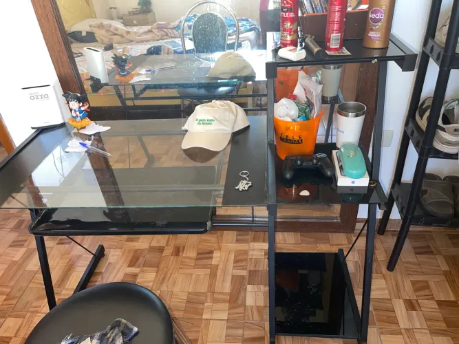 Mesa com prateleira e tampa de vidro para computador