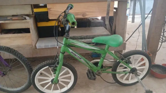 Vendo bicicleta infantil menino,cor verde em perfeito estado