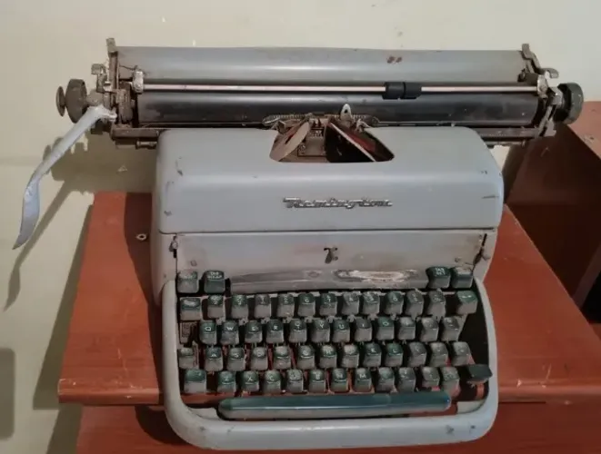 Máquina de escrever Remington antiga