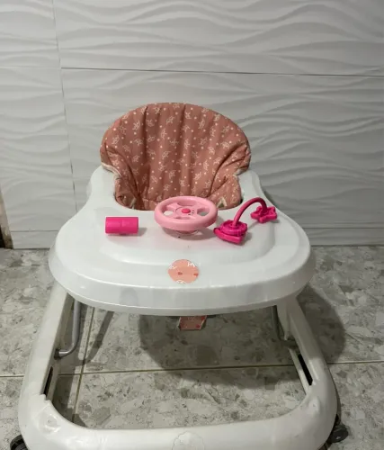 Andador de bebê com atividades 
