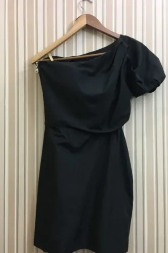 Vestido preto - curto - um ombro