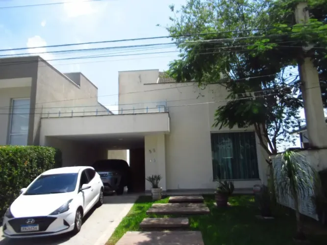Casa a venda em condomínio com 3 Dormitórios e Piscina.