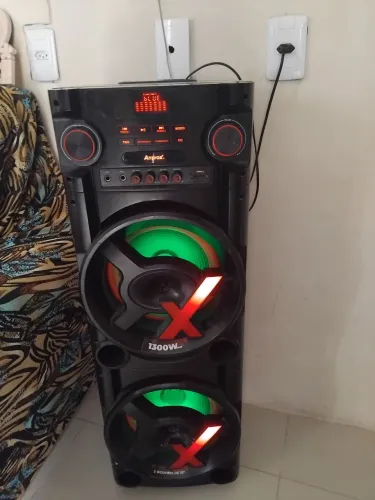 Uma caixa de som amvox 10100 watt
