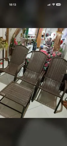 Três cadeiras e uma banca de centro 