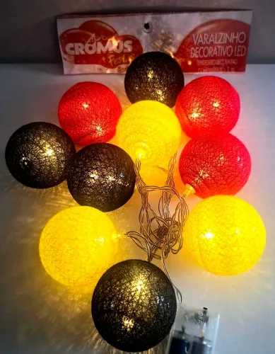 Varalzinho decorativo de luzes LED da marca Cromus Festas, modelo com bolinhas coloridas.