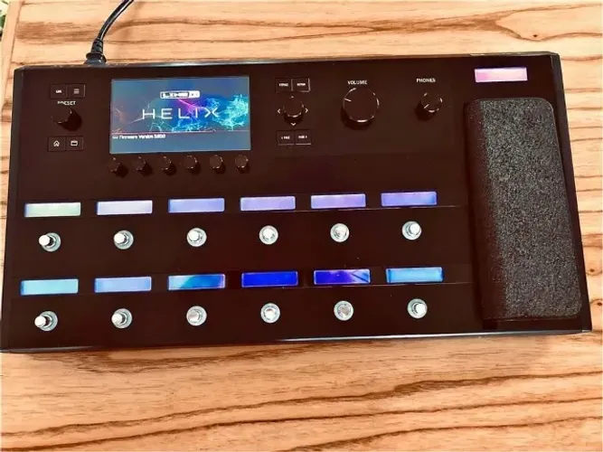 Pedal Multi-efeitos Line 6 Helix Floor