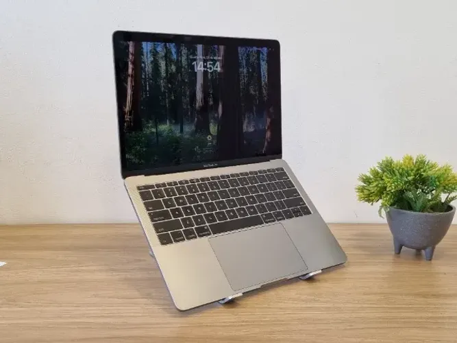 Apple MacBook Pro 2017 - Core i5 | 256GB SSD | 8GB LPDDR3 | 13.3"
