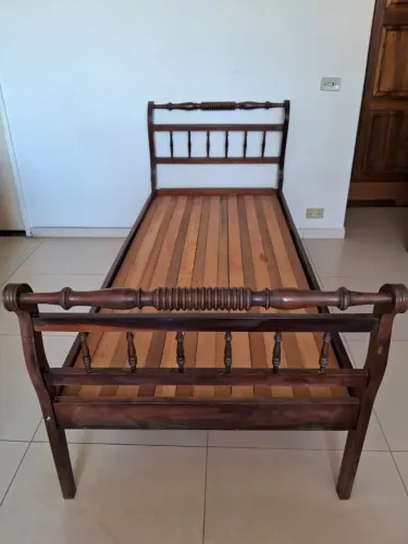 Cama de solteiro com estrado reforçado.