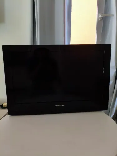 Vendo TV LCD de 26" Samsung + suporte de parede 