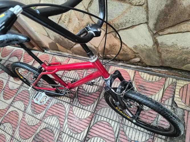 Bicicleta montada alumínio em vermelho aro 20 + bike infantil de brinde