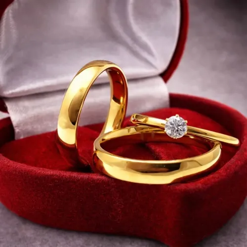 Par de Alianças de Casamento Banhada + Anel Solitário de Noivado