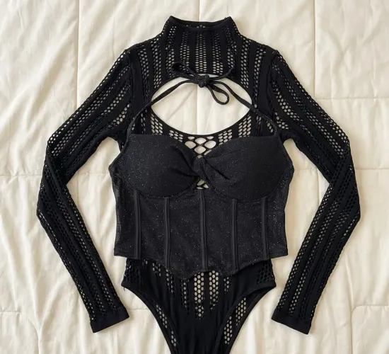 Conjunto top brilhoso e body arrastão