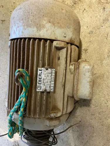 Vendo este motor trifásico, novo nunca foi usado.