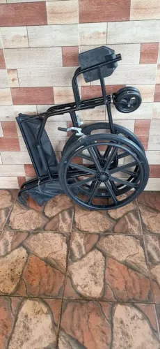 Cadeira de rodas, semi nova. valor R$ 350,00 não fazemos entrega.