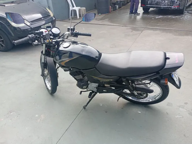 YBR 125 ED, com partida elétrica.