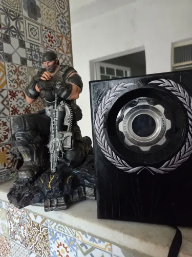 Estátua + Medalha + Artbook Marcus Fenix Collectors Edition - Gears of War