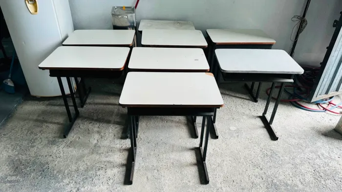 Carteira escolar/Multiuso em ótimo estado