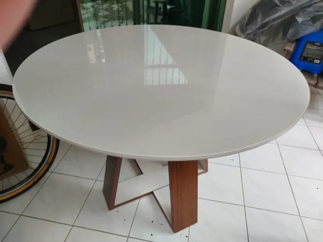 Vendo mesa com tampo de vidro 