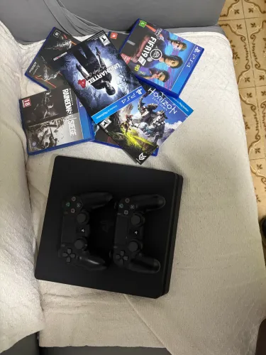 PlayStation 4 Slim 500gb + 2 controles + 8 jogos mídia física