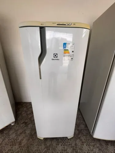 Geladeira com garantia sem ferrugem, nunca foi pra conserto toda original