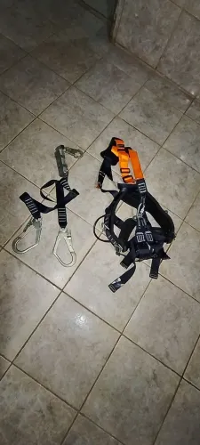 Vendo cinto de segurança, novo pouco uso, aceito cartão e faço entrega