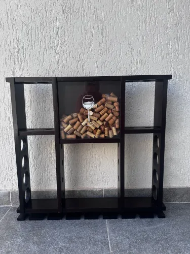 Adega de parede com porta rolhas 