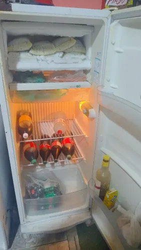 Vendo freezer e geladeira embos funcionando perfeitamente valor dos dois 1.700$