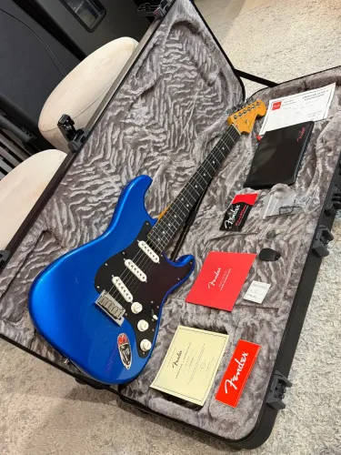 Guitarra Fender American Ultra II Stratocaster SSS Noble Blue
