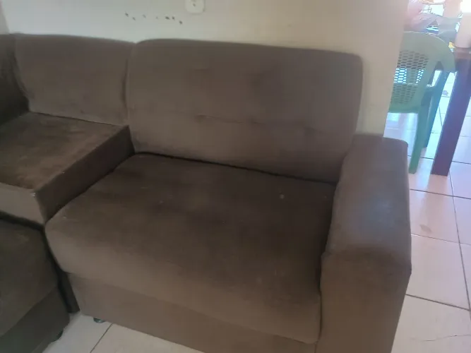 Sofá formato L, cor marrom