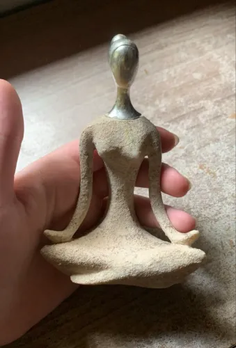 Estatueta pequena com incensário 