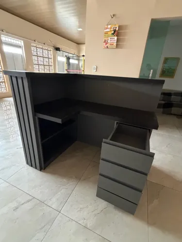 Balcão em madeira reforçado (semi-novo) usado pouco tempo