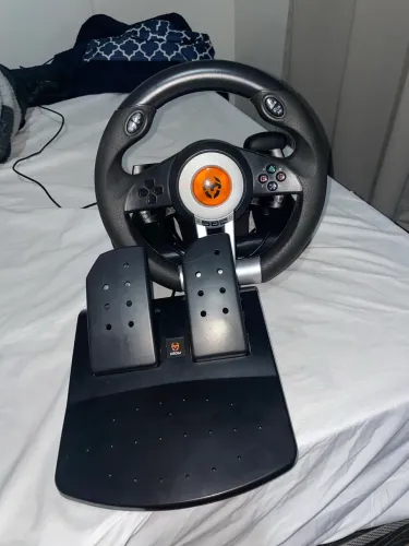 Volante gamer Krom K-Wheel compatível com PS3,PS4,Xbox One,Xbox série s/x,e PC.