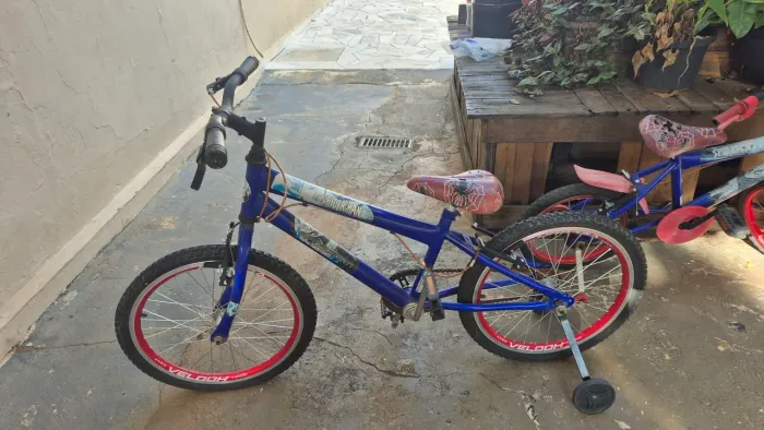 Duas Bicicletas usadas tamanho pequeno e grande para crianças