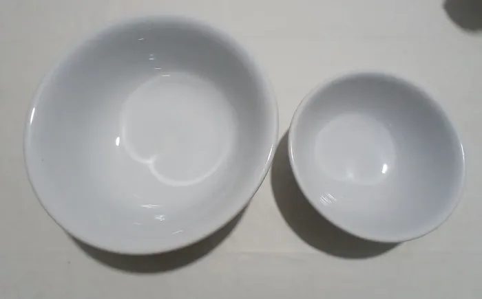 Conjunto de Tigelas em Opalina Branca - 30 cm e 22 cm - Excelente Estado