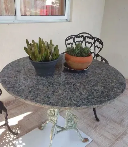 Mesa para jardim granito e ferro fundido.Conservada