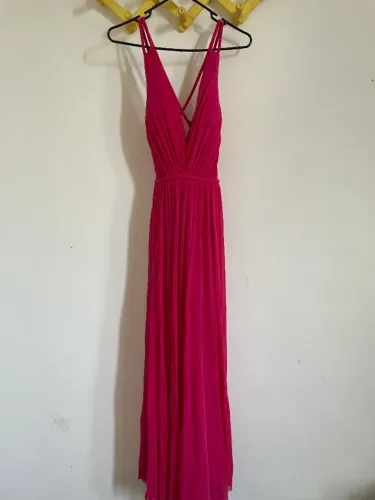 Vestido longo em rosa pink.