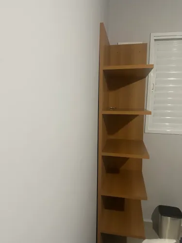 Mesa de estudo suspensa e estante de livros