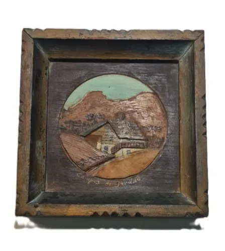 Quadro decorativo antigo feito de madeira marchetada, apresentando uma técnica artesanal d