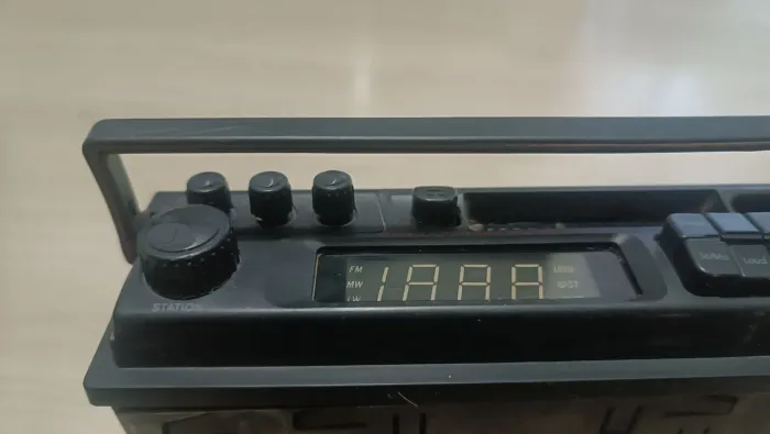 Rádio toca fitas para carro antigo