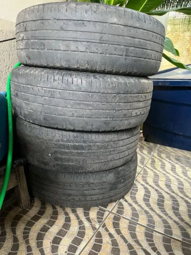 Venho 04 pneus 215/60 Aro 17. Valor 500 reais. Obs, só venda.