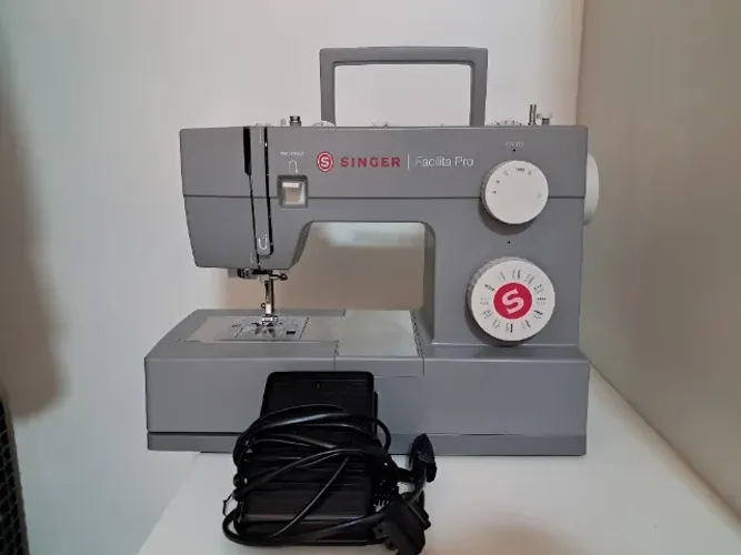 VENDO máquina costura SINGER FACILITA PRO, nova, na caixa, com garantia.