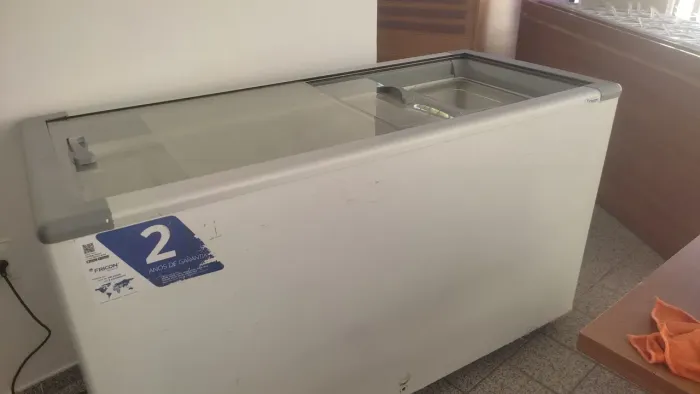 Vendo freezer de 503 l com Cubas e estrutura metálicas da marca fricon!