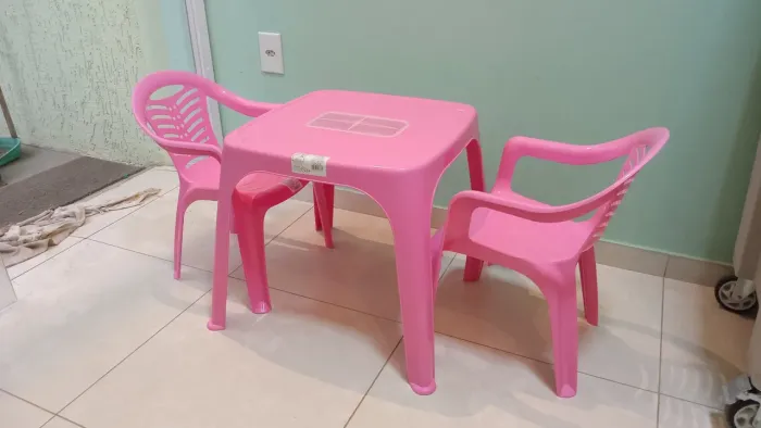 Conjunto de mesa e 2 cadeiras infantil com compartimento para lápis de cor