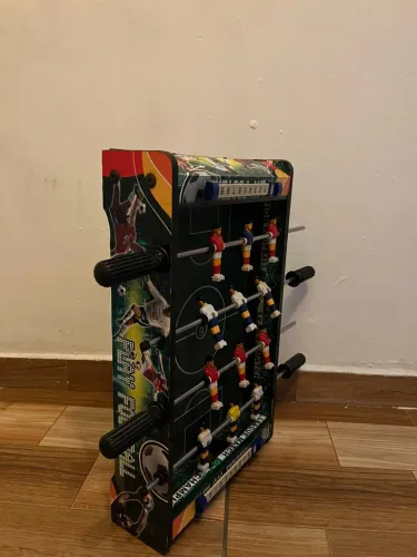 mini mesa de pebolim (ou totó)