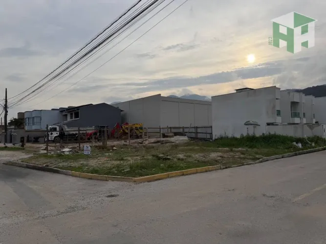 Terreno de esquina à venda em Itapema/SC