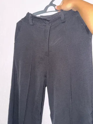 Calça estilo alfaiataria pantalona 100% poliéster 