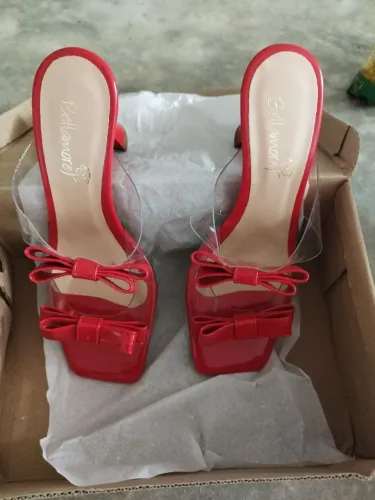 Vendo uma elegante sandália de salto taça