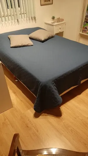 Cama de "viúva" em excelente estado